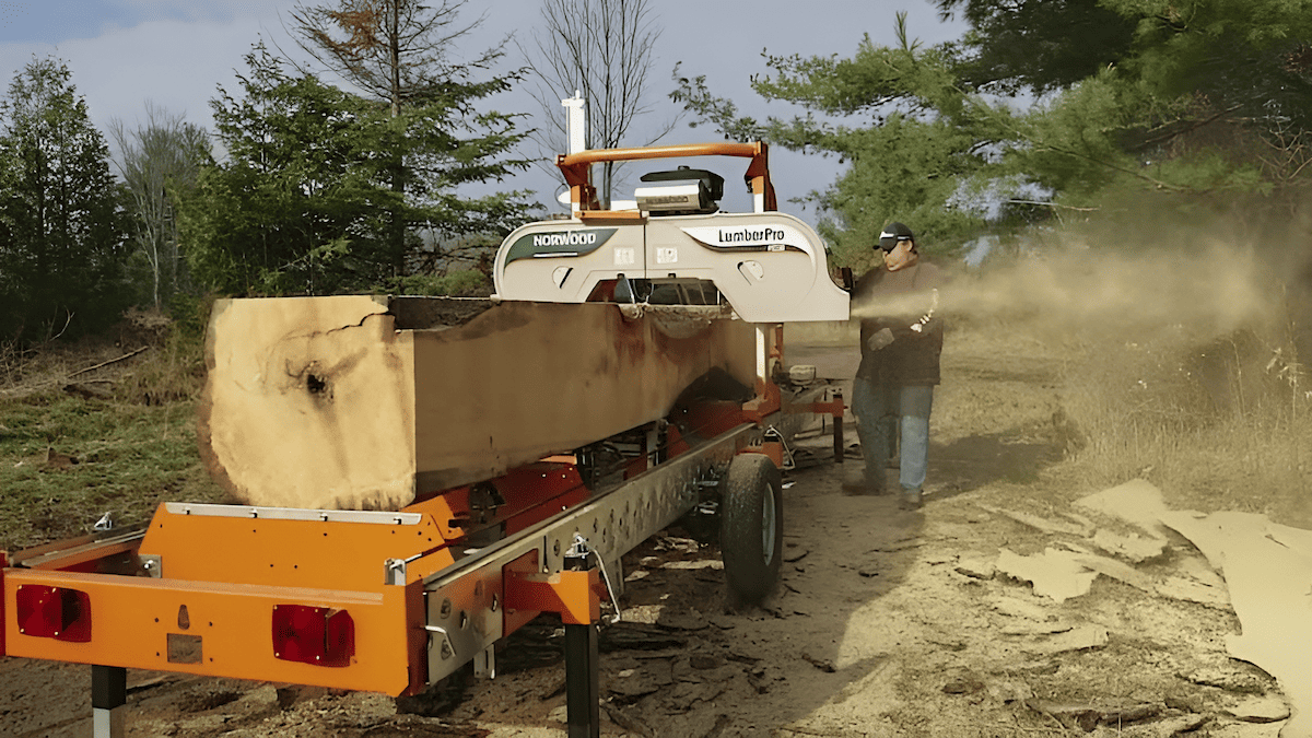 The device can process a large amount of wood in a short period, thanks to its high-speed blades and efficient design